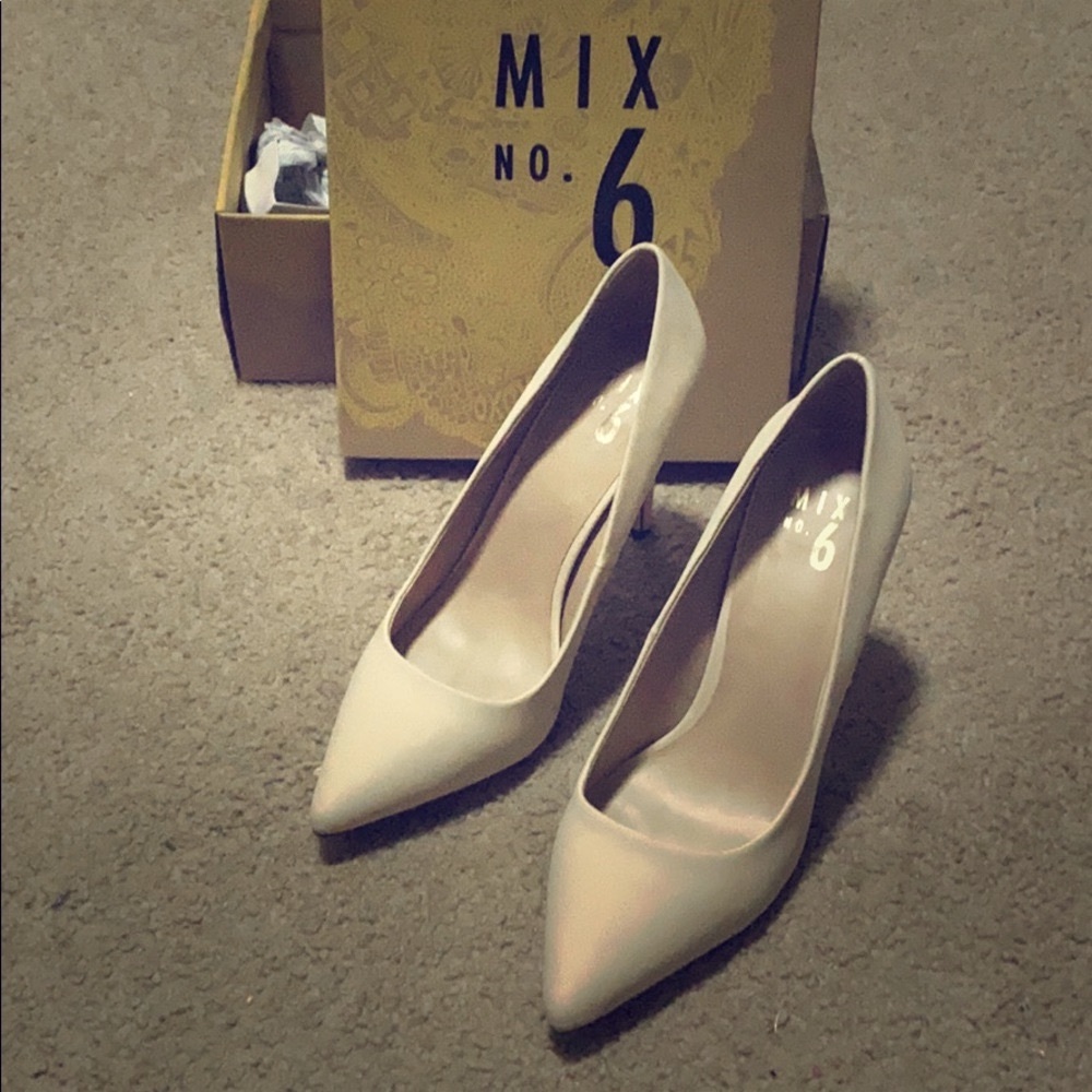 Mix No. 6 Lill pointed toe heels, size 9, nude